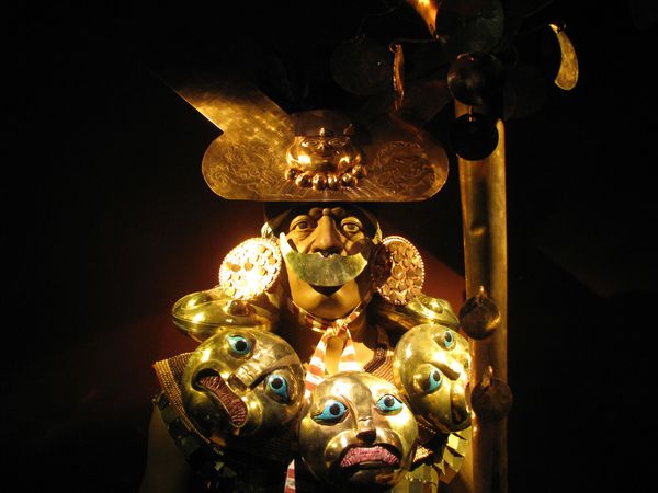 masques en métal précieux au Pérou